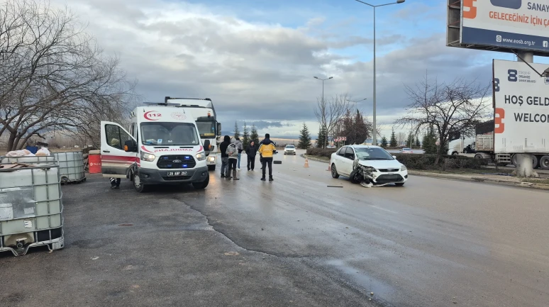 Eskişehir’de Kaygan Yolda Otomobil Tıra Çarptı, Depo Patladı