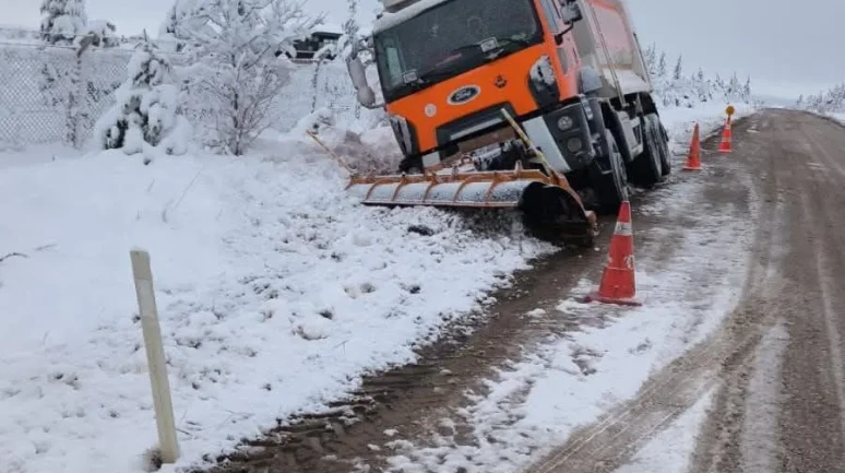 Eskişehir’de Kar Küreme Aracı Şarampole Devrildi