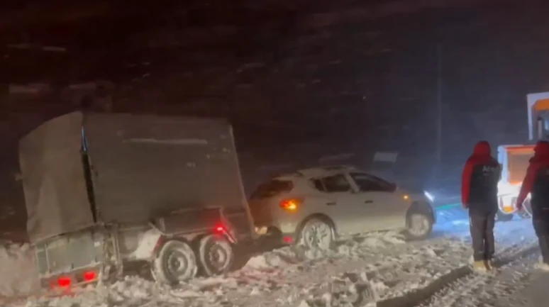 Kar ve Tipi Yayla Yolunu Kapattı: 2 Kişi 1 Saatte Kurtarıldı