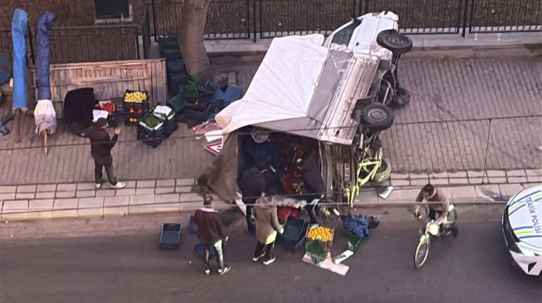 Eskişehir’de pazarcı arabası servis otobüsüne çarptı