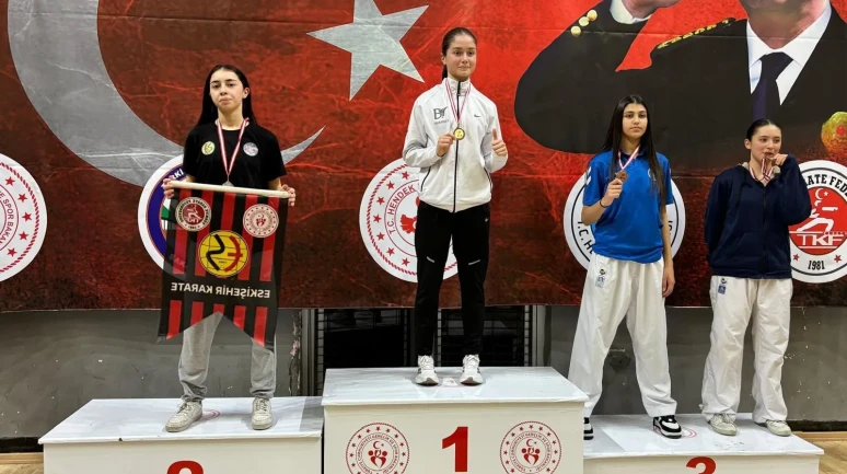 Eskişehirli Karateciler Sakarya’dan Madalyayla Döndü