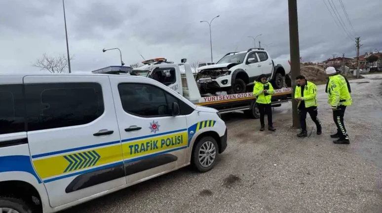 Afyonkarahisar’da Arazi Aracı 5 Metrelik Refüjden Uçtu: 3 Yaralı