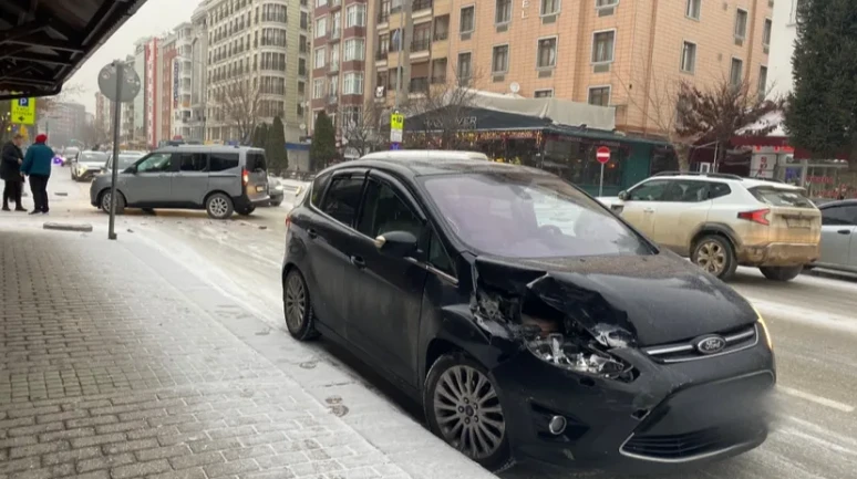 Yılmaz Büyükerşen Bulvarı’nda Kaza: Yaralanan Olmadı