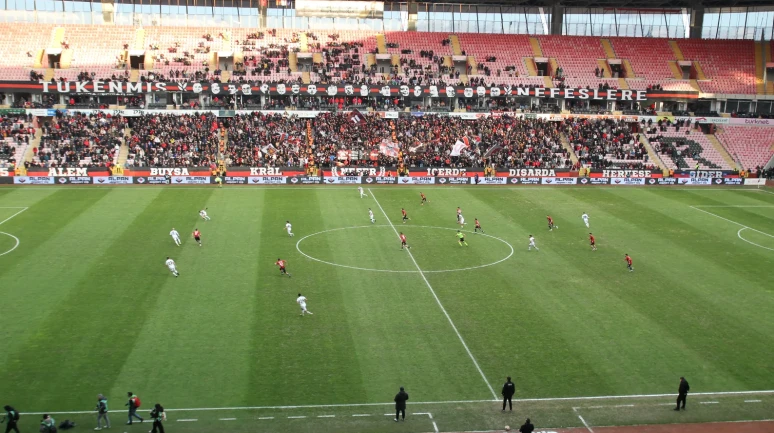 Eskişehirspor–İzmir Çoruhlu FK Maçı Başladı: İşte İlk 11’ler