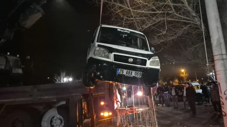 El Freni Çekilmeyen Araç Porsuk Çayı’ndan 4 Saatte Çıkarıldı