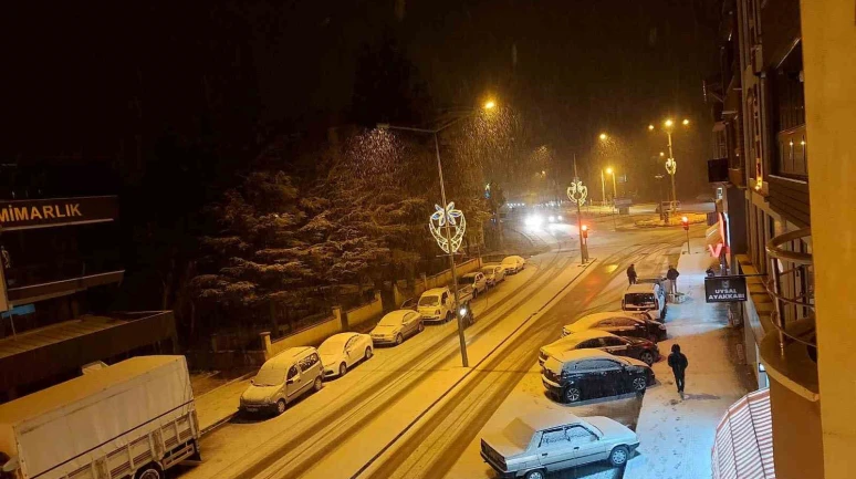 Şuhut ve Dinar’da Kar Etkili Oldu, Ekipler Sahada