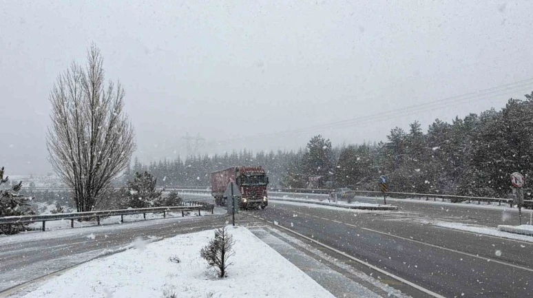 Afyonkarahisar’da kar yağışı yüksek kesimlerde etkisini gösterdi