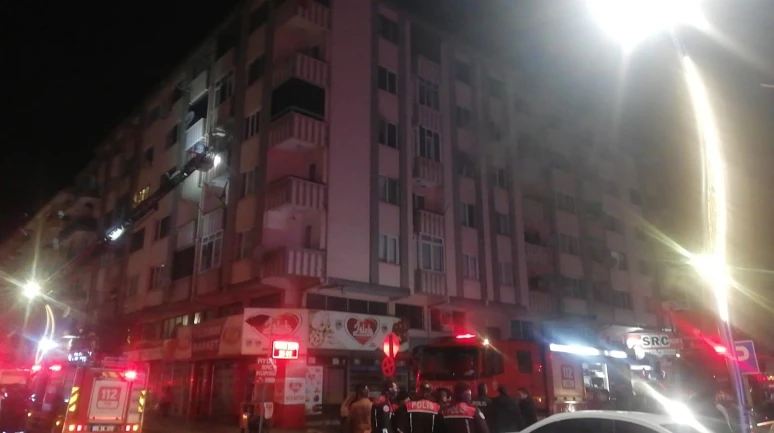Afyonkarahisar’da Apartman Yangını: 5 Kişi Dumandan Etkilendi