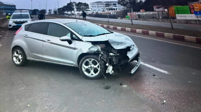 Direksiyon Hâkimiyetini Kaybeden Sürücü Bariyere Çarptı