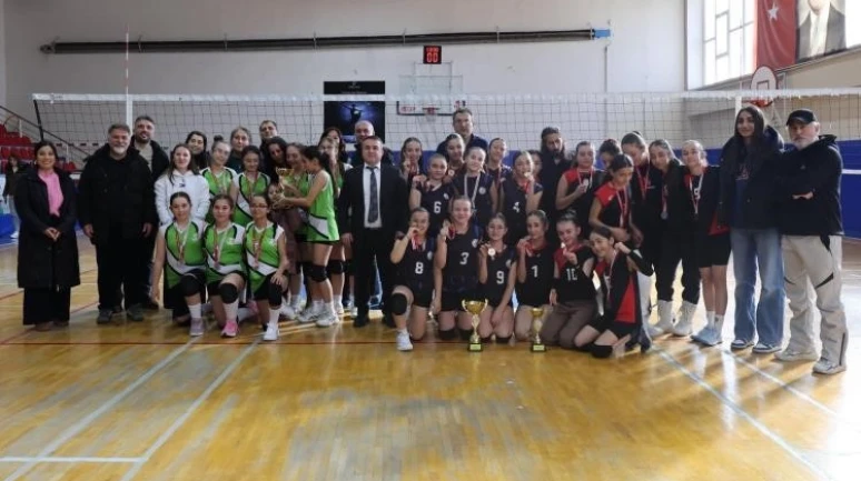 Bilecik’te Voleybolun Yıldızları Kupalarına Kavuştu