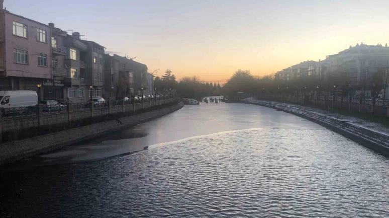 Porsuk Çayı’nın Yüzeyi Buz Tutunca Ortaya Bu Manzara Çıktı