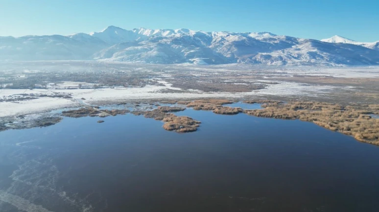 Afyonkarahisar’da Eber Gölü Buz Tuttu