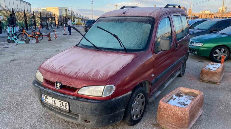 Hava sıcaklığı eksiye düştü, araçlar buzla kaplandı