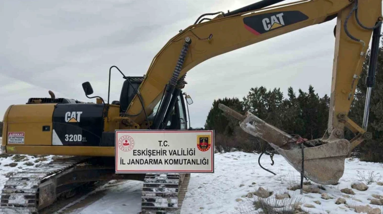 Eskişehir’de İzinsiz Kazı Yapan 8 Kişi Jandarma Tarafından Yakalandı