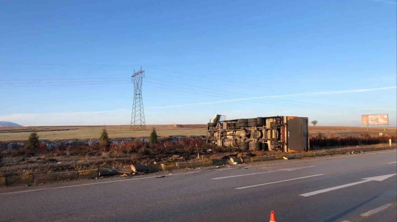 Kamyonla çarpışan otomobilin sürücüsü hayatını kaybetti