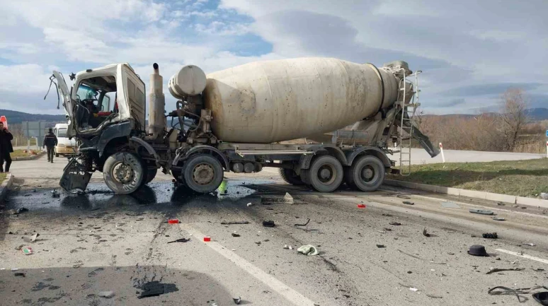 Kütahya’da Beton Mikserleri Çarpıştı: 2 Kişi Yaralandı