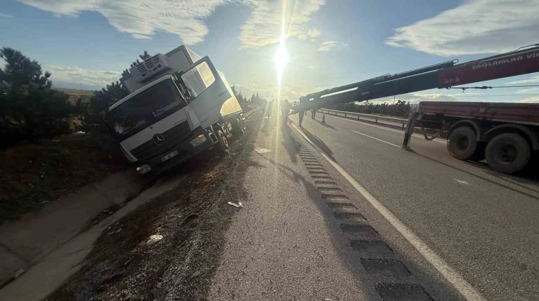 Peynir Yüklü Kamyon Refüje Girdi