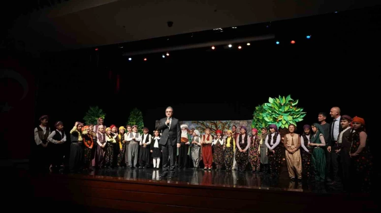 “Gülmek Serbest, Akıl Şart” Sahnesi Ayakta Alkışlandı