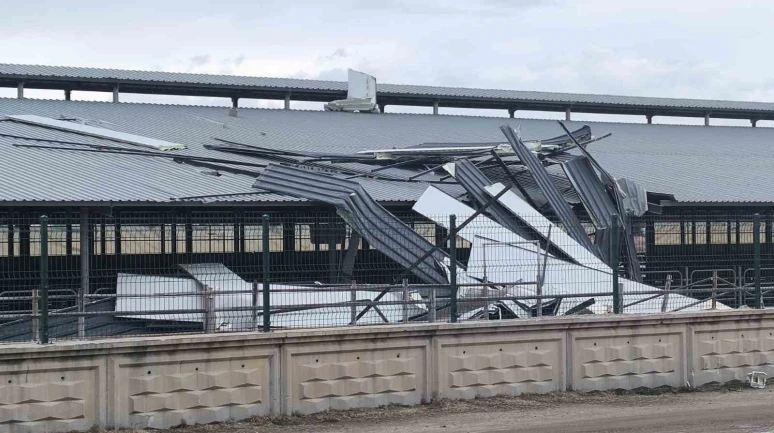 Afyonkarahisar’da fırtına çatıları uçurdu