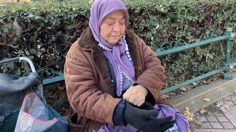 5 hastalıkla mücadele eden 74 yaşındaki kadın, kuş yemi satarak cezaevindeki yakınlarını geçindiriyor
