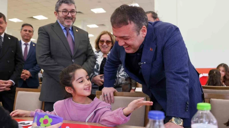 Bilecik’te Üniversite Öğrencileri ile Minikler Aynı Sırayı Paylaştı