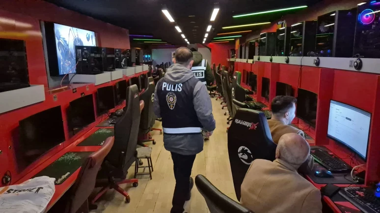 Polisin İnternet Kafe Denetiminde Öğrenciler Panik Yaşadı