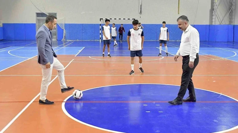 Futsal turnuvası il müdürlerinin vuruşuyla başladı