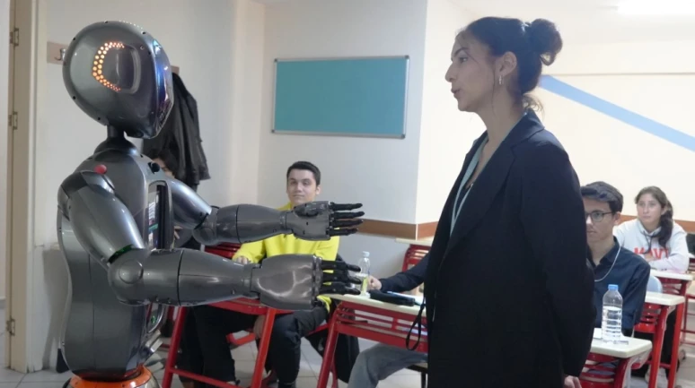 Türkiye’nin İlk İnsansı Yapay Zekalı Robotu Ada, Öğretmenliğe Başladı