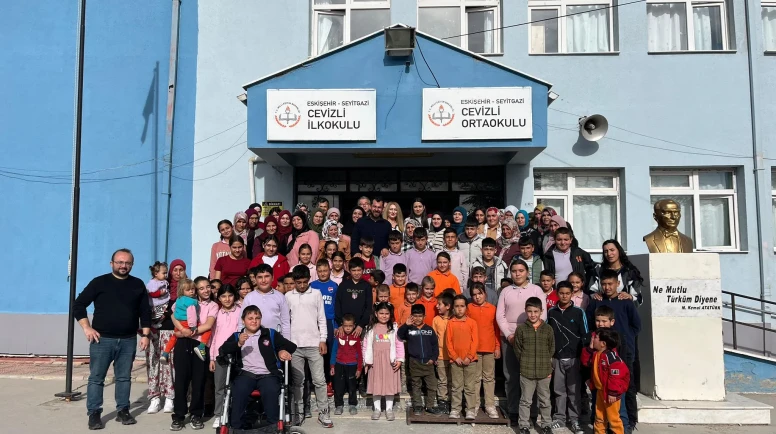 Seyitgazi'de Veliler Öğretmenlere Sürpriz Kutlama Gerçekleştirdi