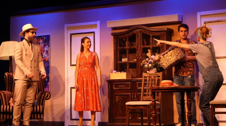 Şehir Tiyatroları’nın yeni oyunu ‘Kendime Kıyamam’ ilk gösterimde ayakta alkışlandı