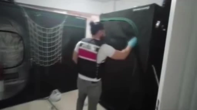 Jandarma, iklimlendirme sistemiyle yasaklı madde yetiştiren 3 kişiyi yakaladı