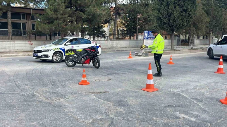 Tavşanlı’da motosiklet ile otomobil çarpıştı: Sürücü hastaneye götürüldü