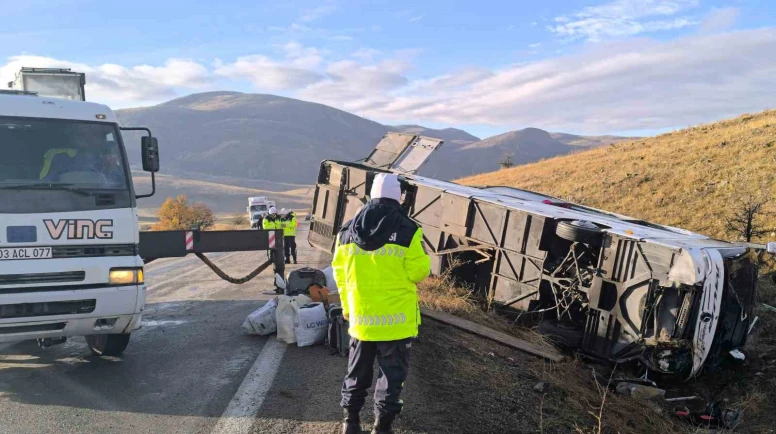 Afyonkarahisar'daki Otobüs Kazasında Ölenlerin Kimlik Tespit Çalışmaları Devam Ediyor