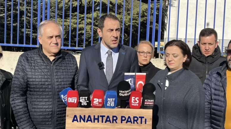 Anahtar Parti’den SGK binası önünde uyarı: “Bir gün bile gecikmenin bedeli ağır olabilir”