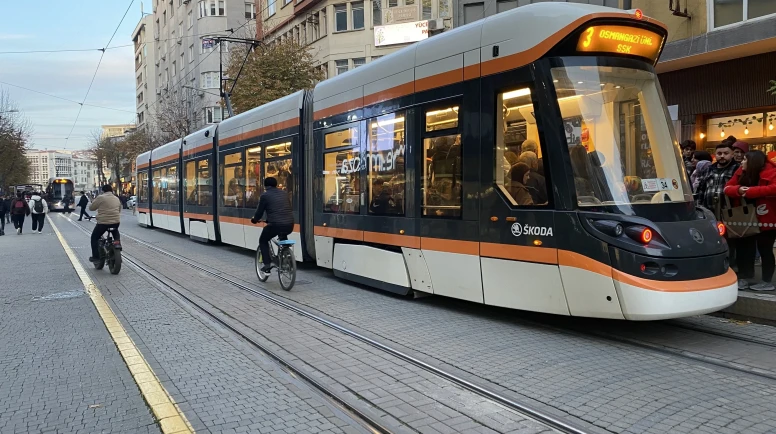 Eskişehir’de  Tramvay Seferleri Aksadı,  Duraklarda Yoğunluk Oluştu