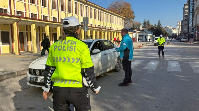 Eskişehir’de “Yaşama Yol Ver” Broşürleri Sürücülere Dağıtıldı