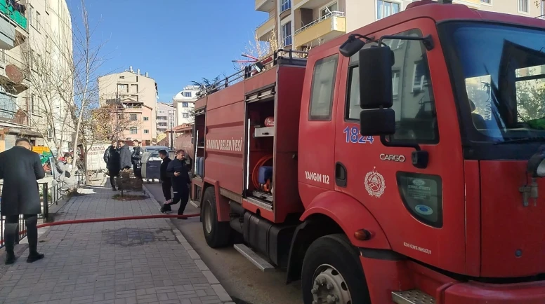 Sandıklı’da 5 Katlı Binanın Çatı Katında Yangın Çıktı