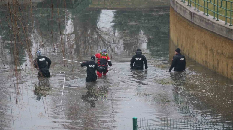 'Kurbağa Adamlar' Porsuk Çayı’nda Kayıp Öğretmen İçin Dalgıç Araması Yaptı