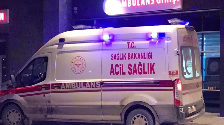 Yolcu otobüsüne arkadan çarpan otomobilde 3 kişi yaralandı