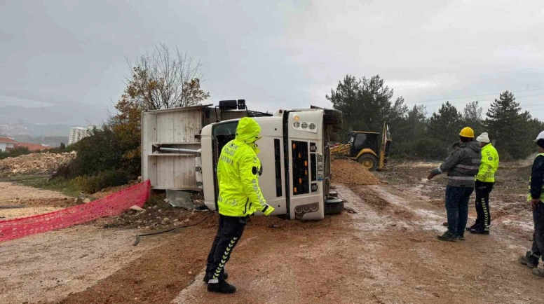 Bilecik'te Hafriyat Kamyonu Devrildi: Sürücü Yaralandı