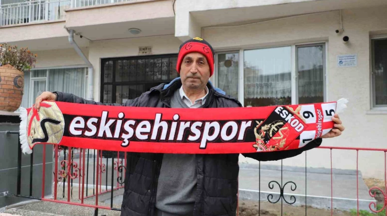 Eskişehirspor Sevgisi Binaya Yansıdı: Apartman Kırmızı-Siyaha Boyandı