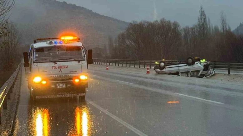 Afyonkarahisar’da Otomobil Refüje Devrildi: 1 Yaralı