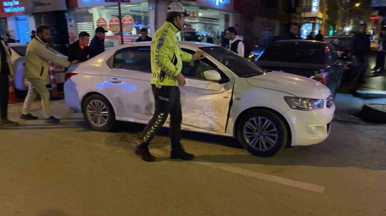 Caddede çarpışan 2 otomobilde maddi hasar oluştu