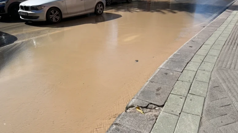 Alanönü Mahallesinde patlayan su borusu 3 sokağı etkiledi