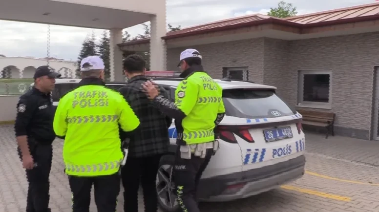Eskişehir'de Minibüs Şoförü Seyir Halinde Dizi İzlerken Yakalandı