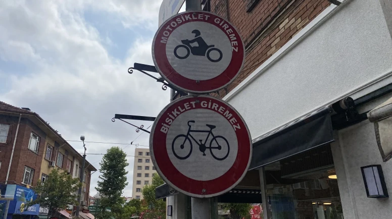 Bu Sokakta Trafik Levhalarının Hiçbir Önemi Yok
