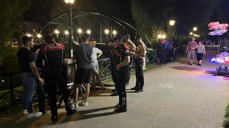 Eskişehir'de Polis Ekiplerinden Park ve Bahçelerde Huzur Uygulaması
