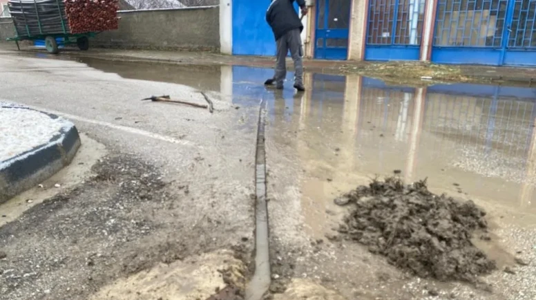 İnönü’de Tıkalı Yağmur Suyu Giderleri Temizleniyor