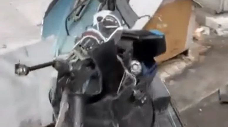 Eskişehir’de Binadan Düşen Taşlar Motosikletlere Zarar Verdi