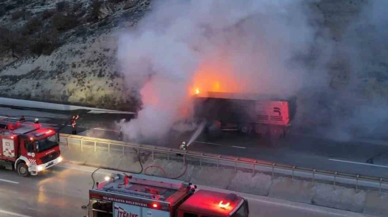 Cam Kumu Yüklü Tır Kütahya-Eskişehir Yolunda Yandı